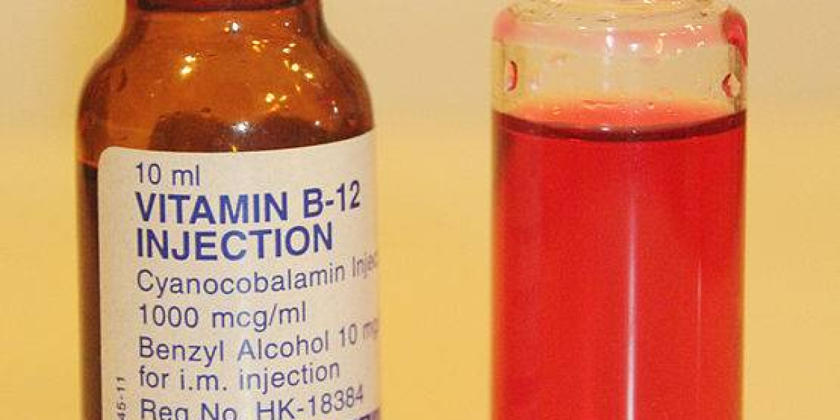 La cantidad diaria sugerida de vitamina B-12 para adultos es 2,4 microgramos. La vitamina B-12 (cobalamina) tiene un pap